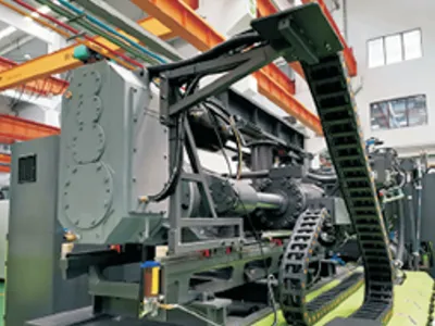 Grands réducteurs à engrenages hélicoïdaux pour machines de moulage par injection